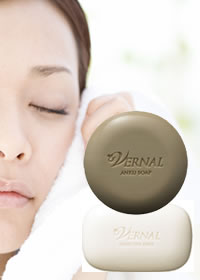 ヴァーナル980円お試しセットで洗顔