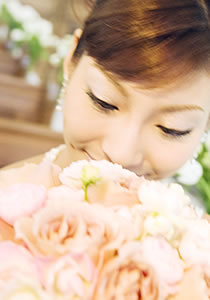バラの香りを嗅ぐ女性のイメージ