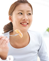 朝食を食べる元気いっぱいの女性のイメージ