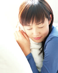 セラミドのうるおいを感じている女性