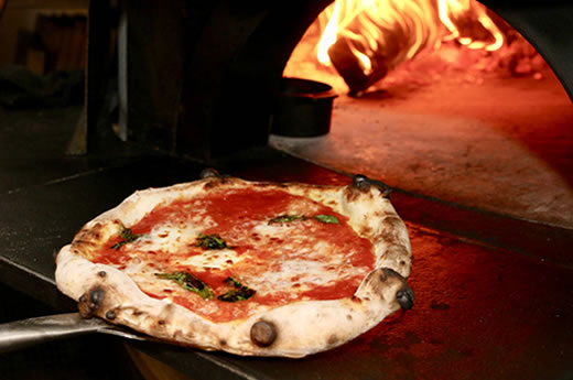 ナポリピザを焼いているイメージ