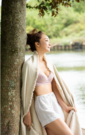 神田うのプロデュース！「エイジレスナイトブラ」