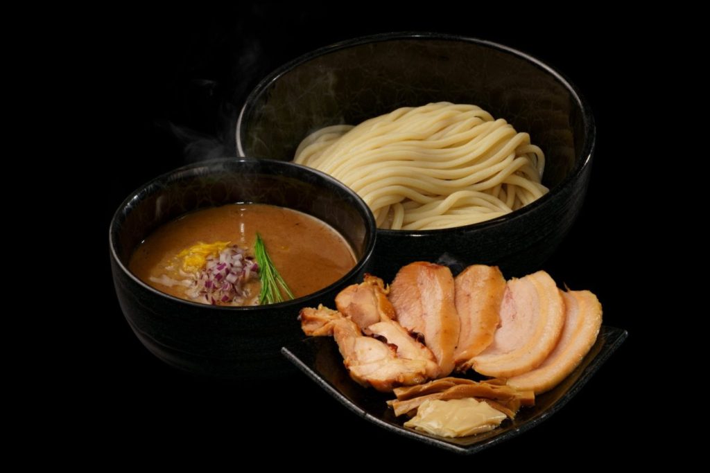 「宅麺.com」カウンター5席のみのつけ麺店『麺屋周郷』