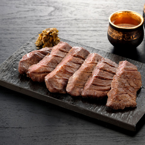 手切り仕上げ!やわらか熟成厚切り牛タン